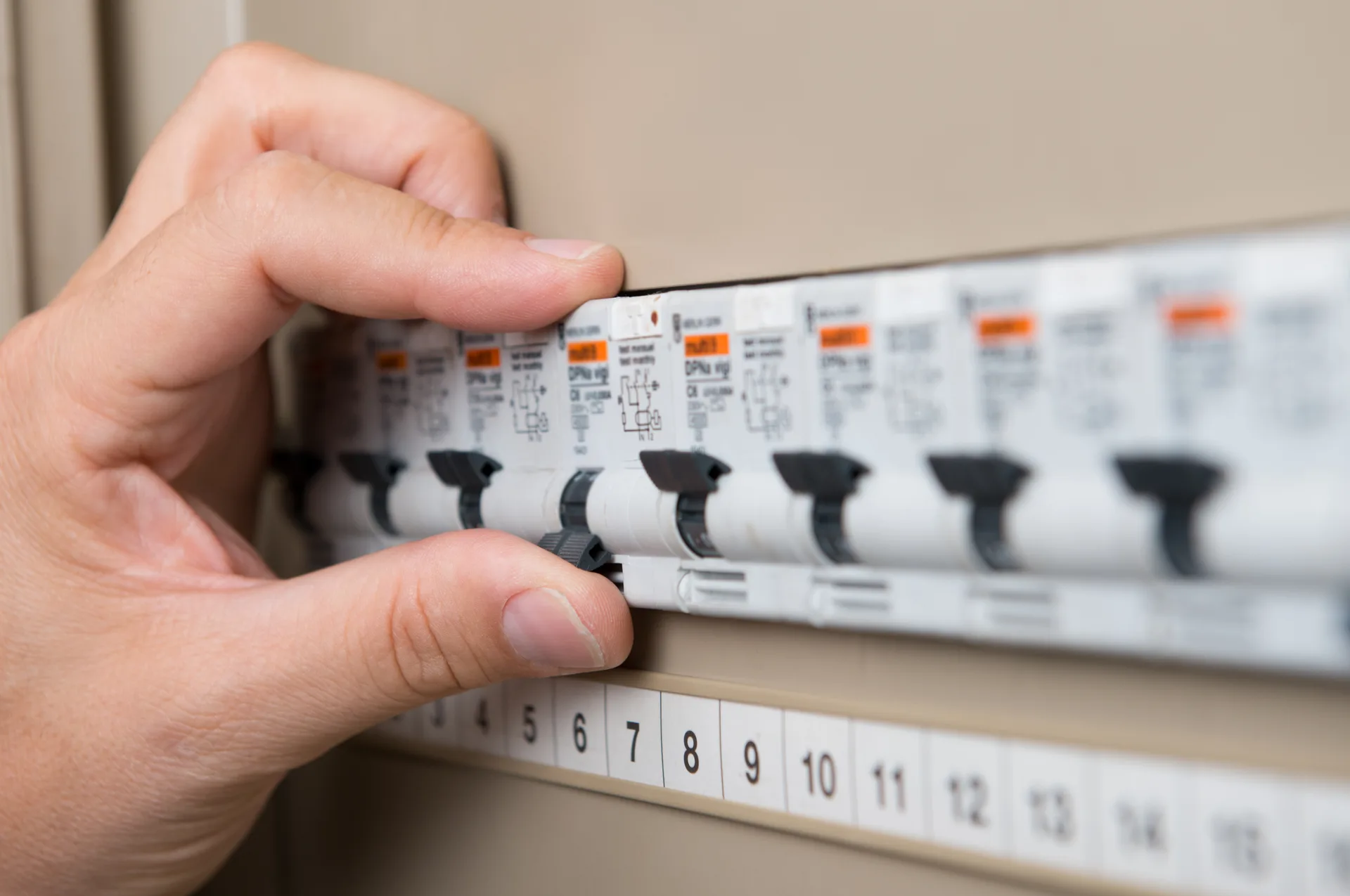 Electrician Waratah, licensed electricians serving Waratah